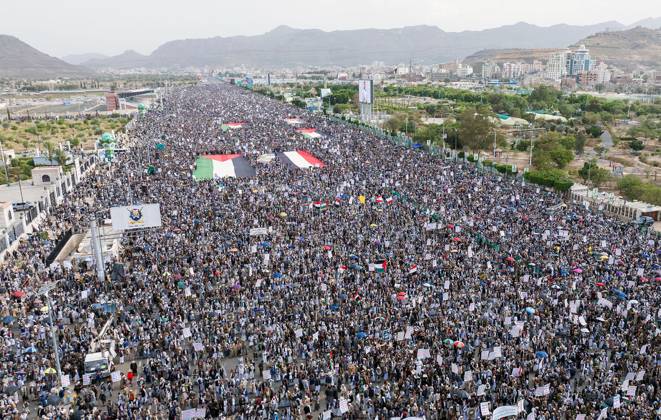 Bilder des Jahres 2025, News 05 Mai News Bilder des Tages Thousands protest in Yemen s Sanaa against Israeli attacks on Gaza SANAA, YEMEN - MAY 30: Yemenis, holding banners and flags, gather at the Sebin Square after Friday prayer to show solidarity with Palestinians and protest Israeli attacks over Gaza on May 30, 2025 in Sanaa, Yemen. Mohammed Hamoud Anadolu Sanaa Yemen. Editorial use only. Please get in touch for any other usage.  Copyright: x2025xAnadoluxMohammedxHamoudx