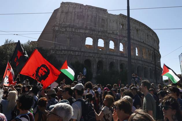 Demonstration against the Italian government s security decree in Rome ROME, ITALY - MAY 31: Palestinian flags are seen at the Colosseum during a demonstration against the Italian government s security decree in Rome, Italy, on May 31, 2025. Riccardo De Luca Anadolu Rome Italy. Editorial use only. Please get in touch for any other usage. Copyright: x2025xAnadoluxRiccardoxDexLucax