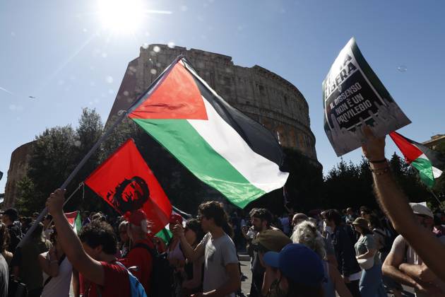 Demonstration against the Italian government s security decree in Rome ROME, ITALY - MAY 31: Palestinian flags are seen at the Colosseum during a demonstration against the Italian government s security decree in Rome, Italy, on May 31, 2025. Riccardo De Luca Anadolu Rome Italy. Editorial use only. Please get in touch for any other usage. Copyright: x2025xAnadoluxRiccardoxDexLucax