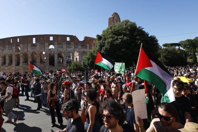 Demonstration against the Italian government s security decree in Rome ROME, ITALY - MAY 31: Palestinian flags are seen at the Colosseum during a demonstration against the Italian government s security decree in Rome, Italy, on May 31, 2025. Riccardo De Luca Anadolu Rome Italy. Editorial use only. Please get in touch for any other usage. Copyright: x2025xAnadoluxRiccardoxDexLucax