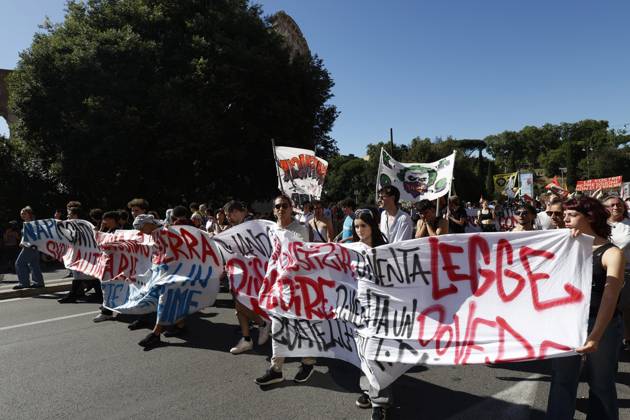 Demonstration against the Italian government s security decree in Rome ROME, ITALY - MAY 31: Protesters attend a demonstration against the Italian government’s security decree in Rome, Italy, on May 31, 2025. Riccardo De Luca Anadolu Rome Italy. Editorial use only. Please get in touch for any other usage. Copyright: x2025xAnadoluxRiccardoxDexLucax