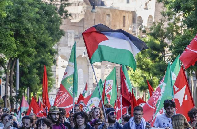 Demonstration against the Italian government s security decree in Rome ROME, ITALY - MAY 31: Palestinian flags are seen at the Colosseum during a demonstration against the Italian government s security decree in Rome, Italy, on May 31, 2025. Riccardo De Luca Anadolu Rome Italy. Editorial use only. Please get in touch for any other usage. Copyright: x2025xAnadoluxRiccardoxDexLucax