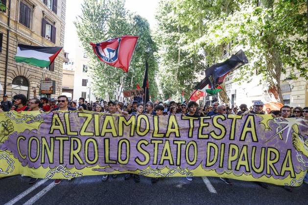 Demonstration against the Italian government s security decree in Rome ROME, ITALY - MAY 31: Palestinian flags are seen during a demonstration against the Italian government s security decree in Rome, Italy, on May 31, 2025. Riccardo De Luca Anadolu Rome Italy. Editorial use only. Please get in touch for any other usage. Copyright: x2025xAnadoluxRiccardoxDexLucax