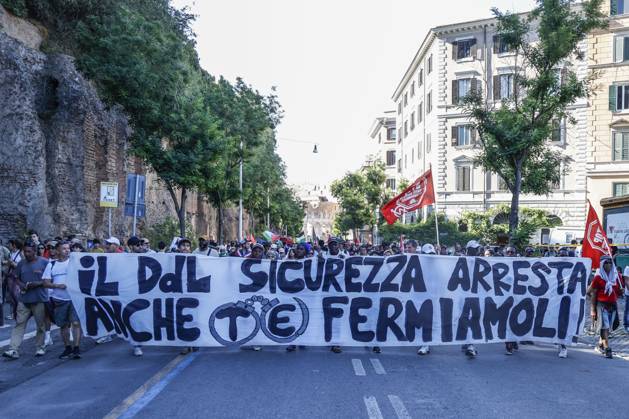 Demonstration against the Italian government s security decree in Rome ROME, ITALY - MAY 31: Protesters attend a demonstration against the Italian government’s security decree in Rome, Italy, on May 31, 2025. Riccardo De Luca Anadolu Rome Italy. Editorial use only. Please get in touch for any other usage. Copyright: x2025xAnadoluxRiccardoxDexLucax