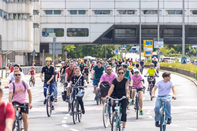 Bilder des Jahres 2025, News 06 Juni News Themen der Woche KW22 News Bilder des Tages ADFC-Sternfahrt 2025. Deutschland, Berlin am 01. Juni 2025: Unter dem Motto Gemeinsam für die Verkehrswende: Alle aufs Rad! sind tausende Fahrradfahrerinnen und Fahrradfahrer auf gesperrten Strassen und über die Autobahnen durch die Stadt bis zum Großen Stern gefahren.