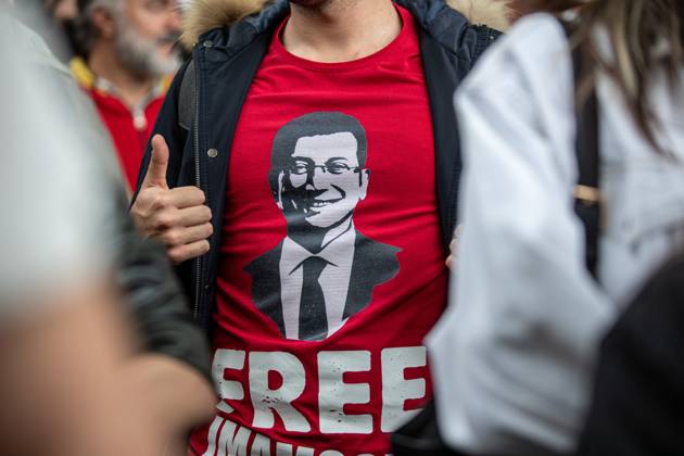 Bilder des Jahres 2025, News 06 Juni News Themen der Woche KW22 News Bilder des Tages June 1, 2025, Ankara, Turkey: A protester seen in a T-shirt with a photo of Istanbul Metropolitan Municipality Mayor Ekrem ?mamo?lu who was arrested during the demonstration. On the 12th anniversary of the Gezi Park events, a brawl broke out between the mass organizations and political parties gathered in Güvenpark where Ethem Sar?sülük died and the police teams on the first day of the protest. Ankara Turkey - ZUMAs197 20250601_aaa_s197_189 Copyright: xTunahanxTurhanx
