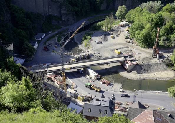 DEU , DEUTSCHLAND : Nach der Flutkatastrophe vom Juli 2021 im Ahrtal erneuert die Bahn AG die zerstoerten Trassen und Bruecken der Ahrtalbahn , wie hier in Altenahr , 14.05.2025 DEU , GERMANY : After the flood disaster in July 2021 in the Ahr Valley Bahn AG is repairing and rebuilding the destroyed bridges and railway lines of the Ahr Valley Train , like here in Altenahr , 14.05.2025