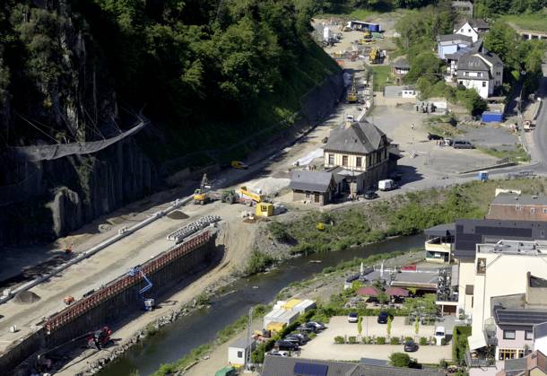 DEU , DEUTSCHLAND : Nach der Flutkatastrophe vom Juli 2021 im Ahrtal erneuert die Bahn AG die zerstoerten Trassen der Ahrtalbahn , wie hier in Altenahr , in der Mitte ist der Bahnhof , 14.05.2025 DEU , GERMANY : After the flood disaster in July 2021 in the Ahr Valley Bahn AG is repairing and rebuilding the destroyed railway lines of the Ahr Valley Train , like here in Altenahr , in the middle the station is visible , 14.05.2025