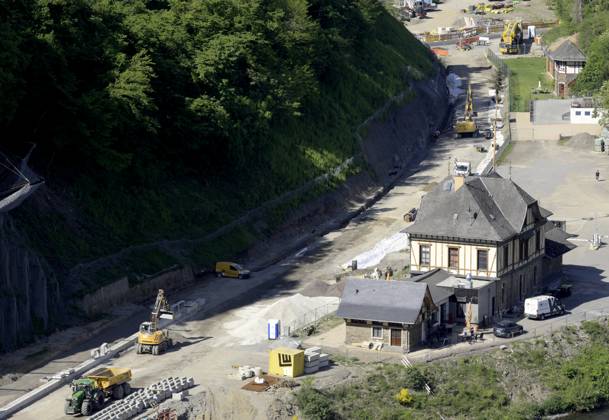 DEU , DEUTSCHLAND : Nach der Flutkatastrophe vom Juli 2021 im Ahrtal erneuert die Bahn AG die zerstoerten Trassen der Ahrtalbahn , wie hier in Altenahr , in der Mitte ist der Bahnhof , 14.05.2025 DEU , GERMANY : After the flood disaster in July 2021 in the Ahr Valley Bahn AG is repairing and rebuilding the destroyed railway lines of the Ahr Valley Train , like here in Altenahr , in the middle the station is visible , 14.05.2025