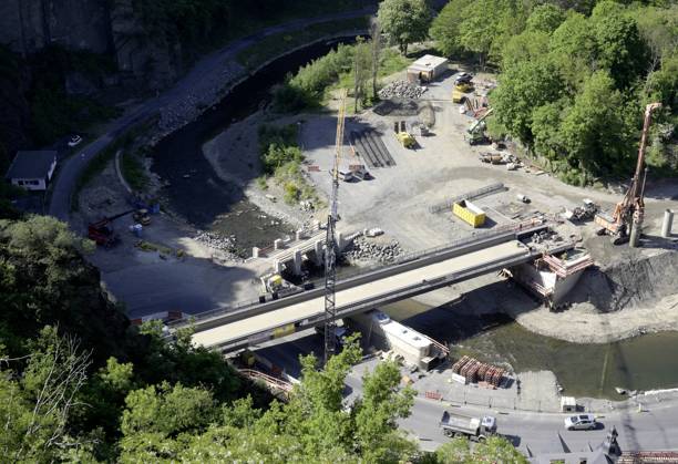 DEU , DEUTSCHLAND : Nach der Flutkatastrophe vom Juli 2021 im Ahrtal erneuert die Bahn AG die zerstoerten Trassen und Bruecken der Ahrtalbahn , wie hier in Altenahr , 14.05.2025 DEU , GERMANY : After the flood disaster in July 2021 in the Ahr Valley Bahn AG is repairing and rebuilding the destroyed bridges and railway lines of the Ahr Valley Train , like here in Altenahr , 14.05.2025