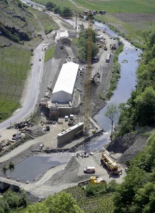 DEU , DEUTSCHLAND : Nach der Flutkatastrophe vom Juli 2021 im Ahrtal erneuert die Bahn AG die zerstoerten Trassen und Bruecken der Ahrtalbahn , wie hier in Mayschoss , 14.05.2025 DEU , GERMANY : After the flood disaster in July 2021 in the Ahr Valley Bahn AG is repairing and rebuilding the destroyed bridges and railway lines of the Ahr Valley Train , like here in Mayschoss , 14.05.2025