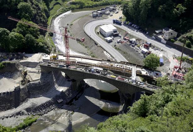 DEU , DEUTSCHLAND : Nach der Flutkatastrophe vom Juli 2021 im Ahrtal erneuert die Bahn AG die zerstoerten Trassen und Bruecken der Ahrtalbahn , wie hier in Altenahr , 14.05.2025 DEU , GERMANY : After the flood disaster in July 2021 in the Ahr Valley Bahn AG is repairing and rebuilding the destroyed bridges and railway lines of the Ahr Valley Train , like here in Altenahr , 14.05.2025
