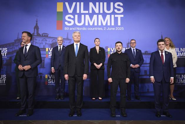 Bilder des Jahres 2025, News 06 Juni News Themen der Woche KW23 News Bilder des Tages June 2, 2025, Vilnius, Lithuania: Ukrainian President Volodymyr Zelenskyy, stands with leaders of the B9 and Nordic Countries for the group photo during the Vilnius Summit at the Palace of the Grand Dukes of Lithuania, June 2, 2025 in Vilnius, Lithuania. Standing from left: NATO Secretary General Mark Rutte, Norwegian Prime Minister Jonas Gahr Store, Lithuanian President Gitanas Nauseda, Danish Prime Minister Mette Frederiksen, Ukraine President Volodymyr Zelenskyy, Finnish Prime Minister Petteri Orpo, Romanian President Nicusor Dan and Icelandic Foreign Minister Katrin Gunnarsdottir. Vilnius Lithuania - ZUMAp138 20250602_zaa_p138_001 Copyright: xUkrainianxPresidentialxPressxOffx