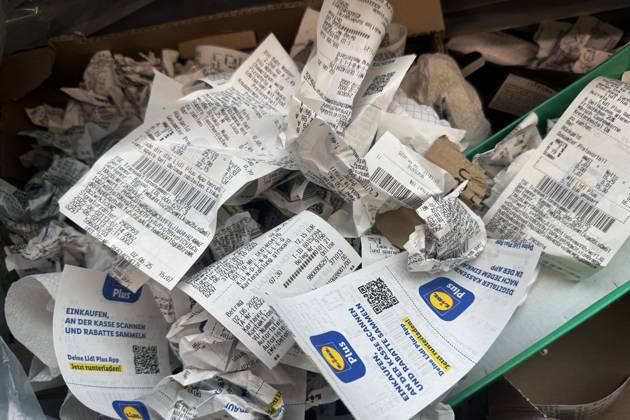 Kassenzettel werden im Restmuell entsorgt. Weggeworfene Kassenzettel,Kassenbons,Kassenbon.
