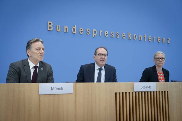 Bundespressekonferenz in Berlin, Vorstellung des BKA-Bundeslagebildes Cybercrime 2024 Bundespressekonferenz, Holger Münch, Alexander Dobrindt Bundespressekonferenz, BPK, Holger Münch, Präsident, BKA Alexander Dobrindt, BMI, Bundesinnenminister Berlin Berlin GER