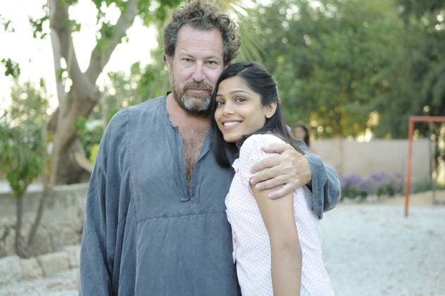 Miral - filmstill JULIAN SCHNABEL (DIRECTOR) & FREIDA PINTO on the set of Miral EDITORIAL USE ONLY Copyright: xCAP PLFx