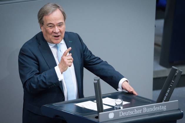 Deutscher Bundestag, 10. Plenarsitzung Armin Laschet (CDU) bei seiner engagierten Rede mit besonderer Geste zum Tagesordnungspunkt Aktuelle Stunde zur humanitaeren Katastrophe in Gaza bei der 10. Sitzung des Deutschen Bundestag in Berlin, 05.06.2025 Berlin Berlin Deutschland