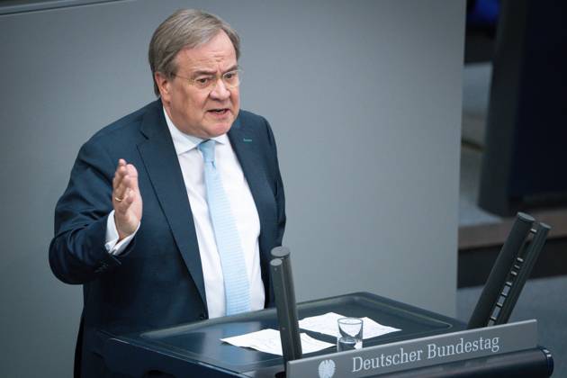 Deutscher Bundestag, 10. Plenarsitzung Armin Laschet (CDU) bei seiner Rede mit besonder Geste zum Tagesordnungspunkt Aktuelle Stunde zur humanitaeren Katastrophe in Gaza bei der 10. Sitzung des Deutschen Bundestag in Berlin, 05.06.2025 Berlin Berlin Deutschland