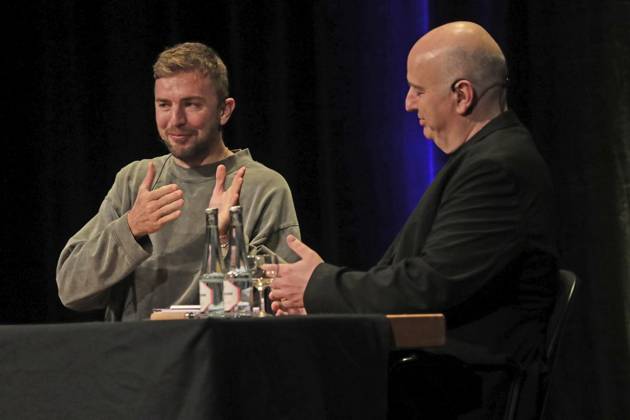 Buchvorstellung Christoph Kramer in der Mathias-Jakobs-Stadthalle in Gladbeck ** NUR FÜR REDAKTIONELLE ZWECKE ** EDITORIAL USE ONLY **<p>Frank Goosen (Deutscher Kabarettist und Romanautor) mit Christoph Kramer bei der Buchvorstellung von Christoph Kramer am Donnerstag den 05. Juni 2025 in der Mathias-Jakobs-Stadthalle in Gladbeck Foto : Frank Oppitz FUNKE Foto Services< p> Kultur, Kunst, Unterhaltung Deutschland NRW Gladbeck Copyright: FrankxOppitz