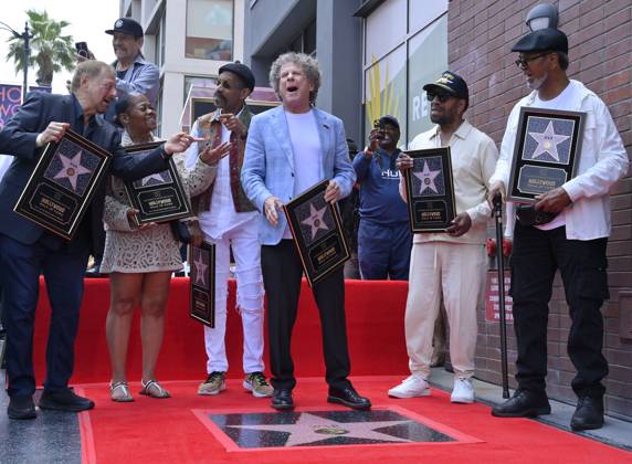 Bilder des Jahres 2025, Entertainment 06 Juni Entertainment Themen der Woche KW23 Entertainment Bilder des Tages Jerry Goldstein, Danny Trejo, Lonnie Jordan, Lee Oskar, Howard E. Scott, and Harold Ray Brown (L-R) attend an unveiling ceremony honoring the iconic band WAR with the 2,814th star on the Hollywood Walk of Fame in Los Angeles on Thursday, June 4, 2025. Also pictured is George Rodriguez (C).  LAP2025060406 JIMxRUYMEN