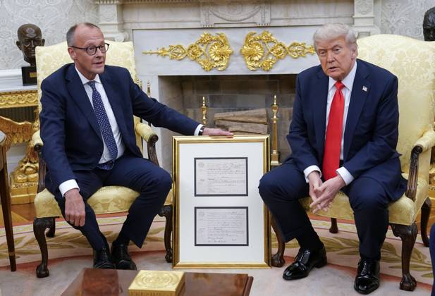 Bilder des Jahres 2025, News 06 Juni News Themen der Woche KW23 News Bilder des Tages June 5, 2025, Washington, District Of Columbia, USA: Chancellor Friedrich Merz of Germany presents United States President Donald J Trump Merz with what he said is the birth certificate of the PresidentÃ¢â‚¬â ¢s grandfather, Born in 1869,Ã¢â‚¬Â in the Oval Office of the White House in Washington, DC, US, on Thursday, June 5, 2025 Washington USA - ZUMAs152 20250605_faa_s152_006 Copyright: xChrisxKleponisx-xPoolxviaxCNPx