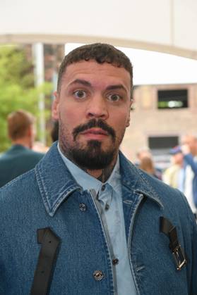 Comedian Mariano Vivenzio aka EMMVEE kommt zur Preisverleihung Deutscher Entertainment Award 2025
