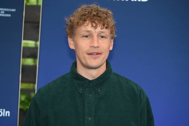 Sänger Tim Bendzko kommt zur Preisverleihung Deutscher Entertainment Award 2025