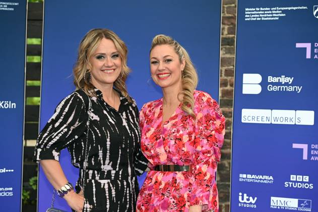 Schauspielerin Lisa Feller und Ruth Moschner , l-r, kommt zur Preisverleihung Deutscher Entertainment Award 2025