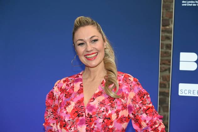 Schauspielerin und Komikerin Ruth Moschner kommt zur Preisverleihung Deutscher Entertainment Award 2025
