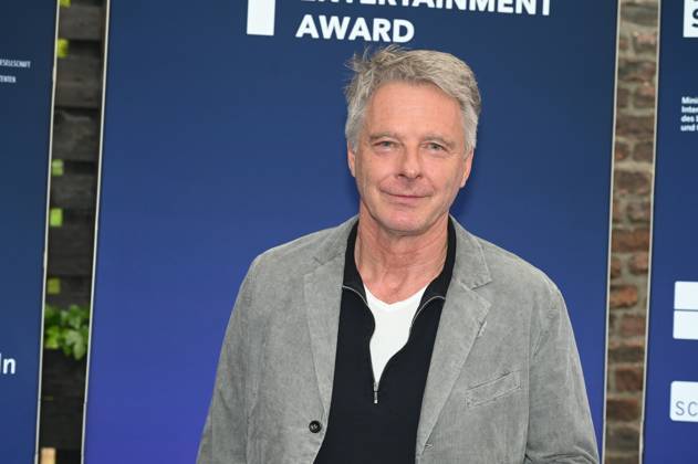 Moderator Jörg Pilawa kommt zur Preisverleihung Deutscher Entertainment Award 2025