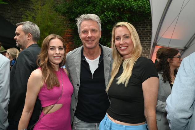 Moderatoren Jule Goelsdorf, Jörg Pilawa und Christine Langner, l-r, kommen zur Preisverleihung Deutscher Entertainment Award 2025