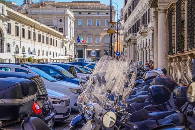 Rom, Italien, Europa, Innenstadt, Altstadt, Roller, Vespas, Scooter, Verkehr, Straßenverkehr, Autos, italienische Flagge, Sommer, Architektur, historische Gebäude, Altbau, barock, klassisch, Verkehrsdichte, Parkplatzproblematik, Stadterlebnis, Symbolfoto für Stadtverkehr, Mobilität, Alltag, urbane Mobilität, Fotografie. Copyright: xJOERANxSTEINSIEKx