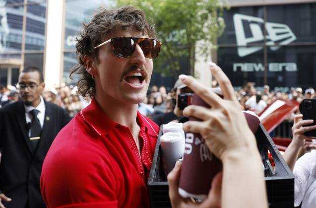 Bilder des Jahres 2025, Entertainment 06 Juni Benson Boone passes out speakers and other JBL items when JBL announces Benson Boone is their Newest Global Brand Ambassador on Friday, June 6, 2025 in New York City.  NYP20250606211 JOHNxANGELILLO