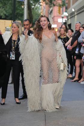 Bilder des Jahres 2025, Entertainment 06 Juni Entertainment Themen der Woche KW23 Entertainment Bilder des Tages June 6, 2025, New York, Ny, USA: NEW YORK, NEW YORK - JUNE 06: Miley Cyrus is seen arriving to the world premiere of Something Beautiful with Miley Cyrus during the 2025 Tribeca Festival at The Beacon Theatre on June 6, 2025, in New York City. The pop icon unveiled her visual album during a special screening and live conversation as part of the festival™s spotlight programming. New York USA - ZUMAra1_ 20250606_aap_ra1_041 Copyright: xGiadaxPapinixRampelotto Europanex