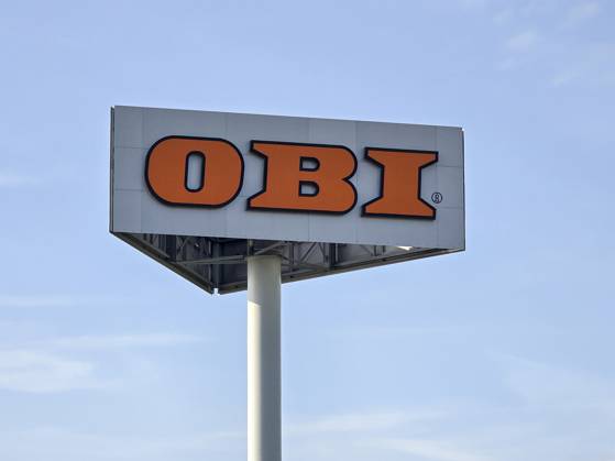 Ein Werbetafel mit dem Logo von Obi ist zu sehen, im Hintergrund blauer Himmel am 01. Juni 2025 in Limburg an der Lahn, Deutschland. (Foto von Oliver Kaelke DeFodi Images) +++ An advertising board with the Obi logo can be seen, with blue sky in the background on June 1, 2025 in Limburg an der Lahn, Germany. (Photo by Oliver Kaelke DeFodi Images)