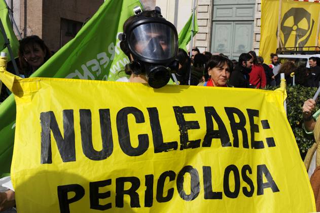 Anti-nuclear demonstration in the streets of Rome ATMOSPHERE Anti-nuclear demonstration in the streets of Rome, a banner against Italian Prime Minister Silvio Berlusconi. Rome, Italy, 26th March 2011. half length protestors protest banner march marching gas mask CAP EPS DS Danilo Schiavella EPS ROMA Great Britain Copyright: xDaniloxSchiavella EPS CapitalxPicturesx