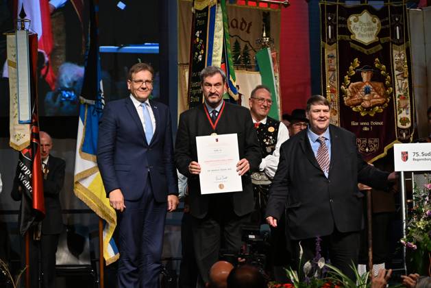 Bilder des Jahres 2025, News 06 Juni News Themen der Woche KW23 News Bilder des Tages Bavarian Prime Minister Markus Soder (centre) received the European Charles IV Prize at the Sudeten German Congress, Regensburg, Germany, June 8, 2025. Sudeten German (SL) leader Bernd Posselt (right) and SL Bavarian branch chairman Steffen Hortler (left) at the presentation the price. (CTKxPhoto JaromirxMrhal) CTKPhotoP2025060802563  CTKPhotoP2025060802563