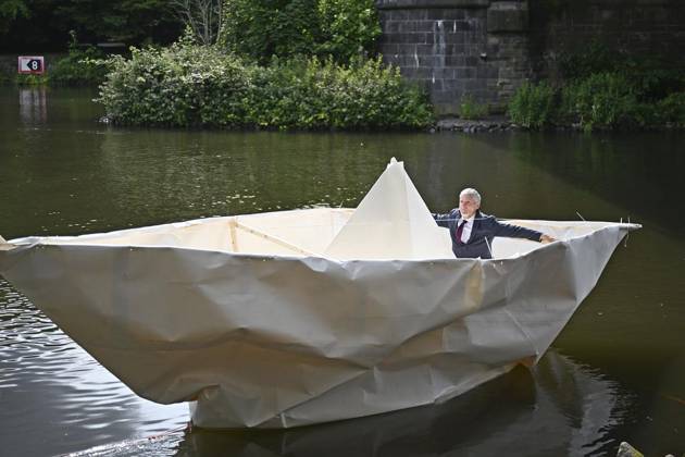 Bilder des Jahres 2025, News 06 Juni News Themen der Woche KW23 News Bilder des Tages RECORD DATE NOT STATED FreizeitMH Pottlust - Kunstaktionen von City of Play Finissage mit Papierboot ** NUR FÜR REDAKTIONELLE ZWECKE ** EDITORIAL USE ONLY **<p>Kunstaktionen von City of Play Finissage mit Papierboot von Frank Bölter am Sonntag, 8.6.2025 auf dem Rathausmarkt. Künstler in seinem Boot. D NRW Mülheim Copyright: OliverxMueller