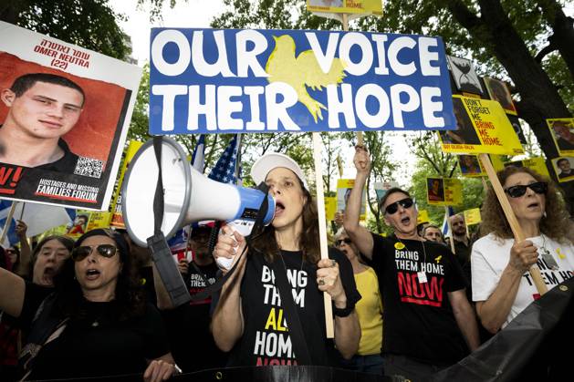 Bilder des Jahres 2025, News 06 Juni News Themen der Woche KW23 News Bilder des Tages June 8, 2025, New York City, New York, United States: People holding signs saying Our voice, their hope and Bring them home now at a rally for the return of the hostages held by Hamas in Gaza, in Central Park in New York City. New York City United States - ZUMAb161 20250608_aap_b161_012 Copyright: xMichaelxBrochsteinx