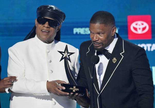 Bilder des Jahres 2025, Entertainment 06 Juni Entertainment Themen der Woche KW24 Entertainment Bilder des Tages Stevie Wonder presents Jamie Foxx with the Ultimate Icon Award at the 25th annual BET Awards live telecast at the Peacock Theater in Los Angeles on Monday, June 9, 2025. The BET Awards honors Black entertainers and other people of color in music, film, sports and philanthropy.  LAP202506093122 JIMxRUYMEN