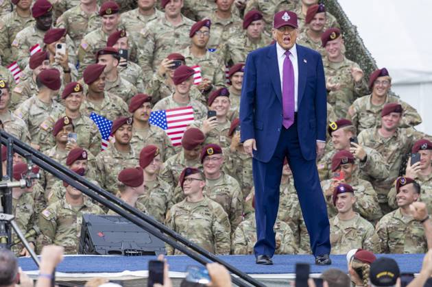 Bilder des Jahres 2025, News 06 Juni News Themen der Woche KW24 News Bilder des Tages June 10, 2025, Fayetteville, Nc, USA: President Donald Trump takes the stage Tuesday, June 10, 2025, at Fort Bragg, North Carolina, to mark the U.S. Armyâ€⠢s 250th anniversary. Defense Secretary Pete Hegseth and Army Secretary Dan Driscoll, a North Carolina native and UNC-Chapel Hill alumnus, also attended. Fayetteville USA - ZUMAm67_ 20250610_zaf_m67_007 Copyright: xTravisxLongx