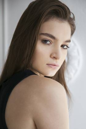 Creative Highlights Symbolfotos Portrait of a young woman on a white background Novosibirsk, Novosibirsk Oblast, Russia R_OLOL250610-1764858-01 ,model released, Symbolfoto