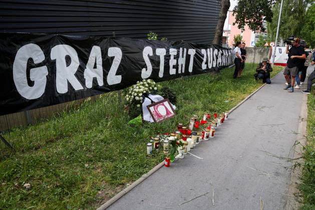 Bilder des Jahres 2025, News 06 Juni News Themen der Woche KW24 News Bilder des Tages PXL_Graz school shooting Citizens and residents leave flowers and light candles for the victims in front of the school fence on June 11, 2025 in Graz, Austria. At least ten people were killed after an attack that occurred earlier today when an armed person entered the school and started shooting.  MatijaxHabljak PIXSELL