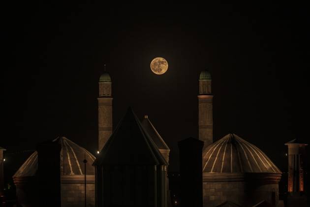 Bilder des Jahres 2025, News 06 Juni News Themen der Woche KW24 News Bilder des Tages Full moon in Turkish capital ANKARA, TURKIYE - JUNE 11: Full Moon rises over the structures in Ankapark of Ankara, Turkiye on June 11, 2025. Mustafa Hatipoglu Anadolu Ankara Turkey. Editorial use only. Please get in touch for any other usage.  Copyright: x2025xAnadoluxMustafaxHatipoglux