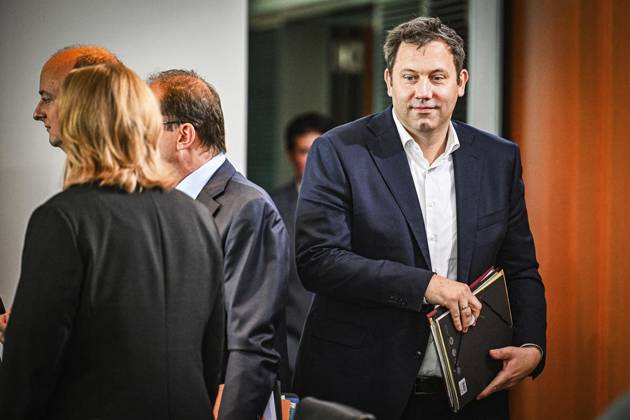 Bundeskabinett ** NUR FÜR REDAKTIONELLE ZWECKE ** EDITORIAL USE ONLY **<p>Lars Klingbeil (SPD), Bundesminister der Finanzen, Vizekanzler und SPD-Bundesvorsitzender, nimmt an der Sitzung des Bundeskabinetts im Bundeskanzleramt teil., fotografiert am 11.06.2025 in Berlin.< p> Politik, Regierung Berlin Berlin Berlin Copyright: MaurizioxGambarini
