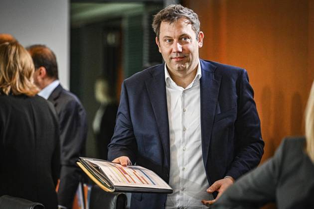 Bundeskabinett ** NUR FÜR REDAKTIONELLE ZWECKE ** EDITORIAL USE ONLY **<p>Lars Klingbeil (SPD), Bundesminister der Finanzen, Vizekanzler und SPD-Bundesvorsitzender, nimmt an der Sitzung des Bundeskabinetts im Bundeskanzleramt teil., fotografiert am 11.06.2025 in Berlin.< p> Politik, Regierung Berlin Berlin Berlin Copyright: MaurizioxGambarini