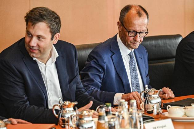 Bundeskabinett ** NUR FÜR REDAKTIONELLE ZWECKE ** EDITORIAL USE ONLY **<p>Bundeskanzler Friedrich Merz (CDU) und Lars Klingbeil (SPD), Bundesminister der Finanzen, Vizekanzler und SPD-Bundesvorsitzender, nehmen an der Sitzung des Bundeskabinetts im Bundeskanzleramt teil., fotografiert am 11.06.2025 in Berlin.< p> Politik, Regierung Berlin Berlin Berlin Copyright: MaurizioxGambarini