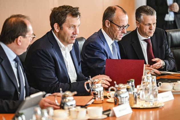 Bundeskabinett ** NUR FÜR REDAKTIONELLE ZWECKE ** EDITORIAL USE ONLY **<p>Bundeskanzler Friedrich Merz (CDU) und Lars Klingbeil (SPD), Bundesminister der Finanzen, Vizekanzler und SPD-Bundesvorsitzender, nehmen an der Sitzung des Bundeskabinetts im Bundeskanzleramt teil., fotografiert am 11.06.2025 in Berlin.< p> Politik, Regierung Berlin Berlin Berlin Copyright: MaurizioxGambarini