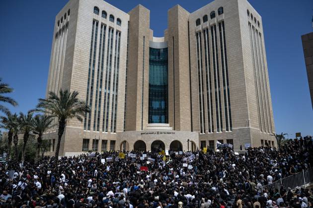 Bilder des Jahres 2025, News 06 Juni News Themen der Woche KW24 News Bilder des Tages Protest in Beersheva against Israeli demolition orders of Bedouin villages BE ER SHEVA, ISRAEL - JUNE 12: Hundreds gather outside Beersheva District Court to protest against demolition orders against Bedouin villages in the Najaf Desert that are not recognized by the Israeli government in Beersheva, Israel on June 12, 2025. Mostafaf Alkharouf Anadolu Beersheva Israel. Editorial use only. Please get in touch for any other usage.  Copyright: x2025xAnadoluxMostafafxAlkharoufx