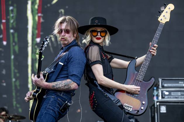 Bilder des Jahres 2025, Entertainment 06 Juni Entertainment Themen der Woche KW24 Entertainment Bilder des Tages Singer and guitarist Jesse Hughes, left, and bassist Jennie Vee from the American band Eagles From Death Metal performs during the Music festival Rock for People in Hradec Kralove, Czech Republic, June 12, 2025. (CTKxPhoto DavidxTanecek) CTKPhotoP2025061207209  CTKPhotoP2025061207209